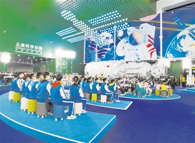 “天宫课堂”第二课设在中国科技馆的地面主课堂现场。.jpg
