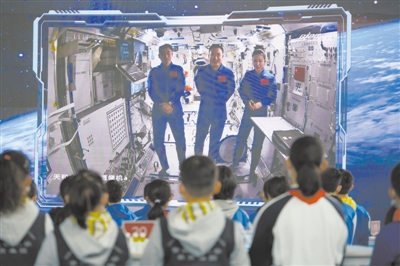 3月23日，“天宫课堂”第二课开讲，神舟十三号飞行乘组航天员翟志刚（中）、王亚平（右）、叶光富在中国空间站进行太空授课。.jpg